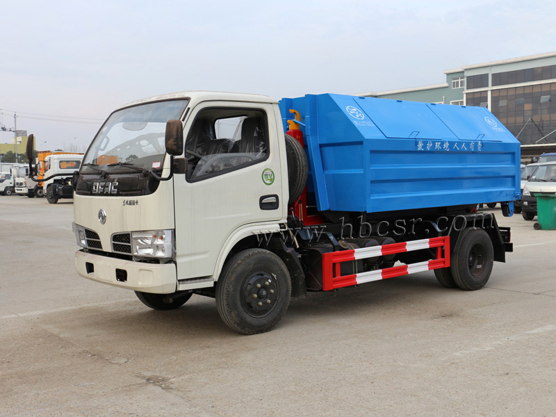 东风小多利卡勾臂垃圾车（4-5方）
