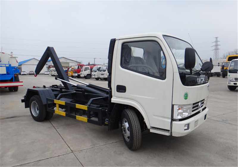 东风小多利卡勾臂垃圾车（4-5方）