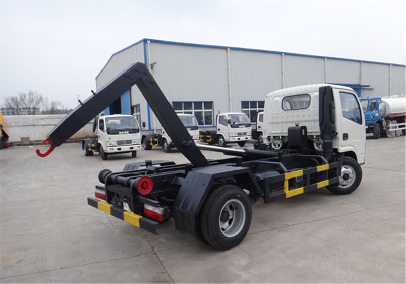 东风小多利卡勾臂垃圾车（4-5方）